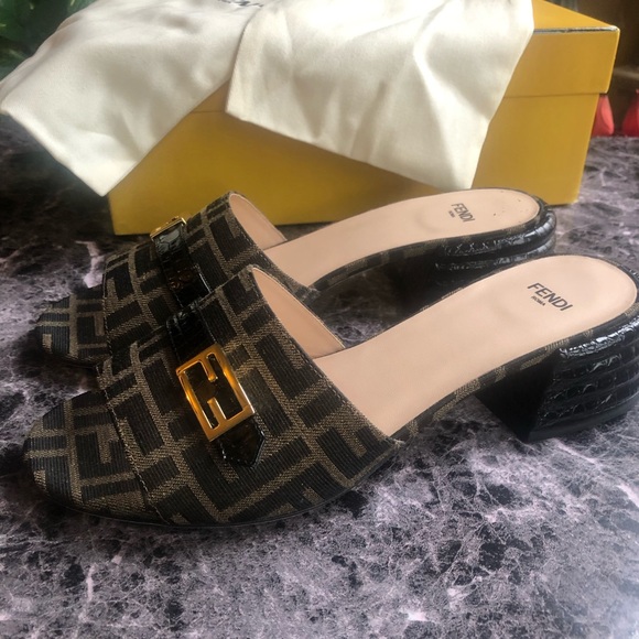 FENDI SANDALS - Picture 3 of 9